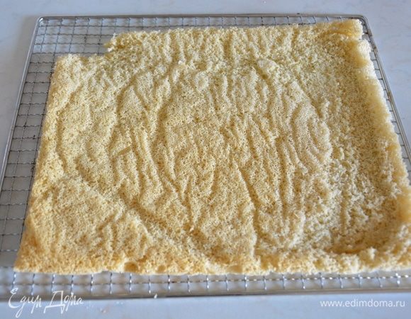 Сушить при 70°С 8 часов. Снять бумагу. Если бумага не снимается с пастилы, то можно смочить ее влажным полотенцем.