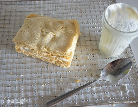 Разрезать пастилу на 3 части, затем каждую треть разрезать пополам. Смазать слои оставшейся яблочно-белковой массой, сложить друг на друга. Смазать сверху и по бокам.