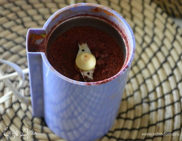 Черную смородину измельчить в кофемолке. 