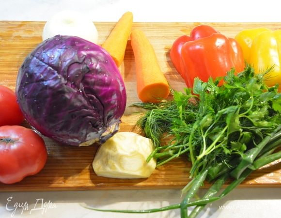 Сельдерей, морковь, лук, перец почистить.