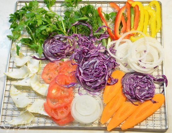 Все овощи тонко нарезать, я воспользовалась теркой-шинковкой. Разложить по сетке.