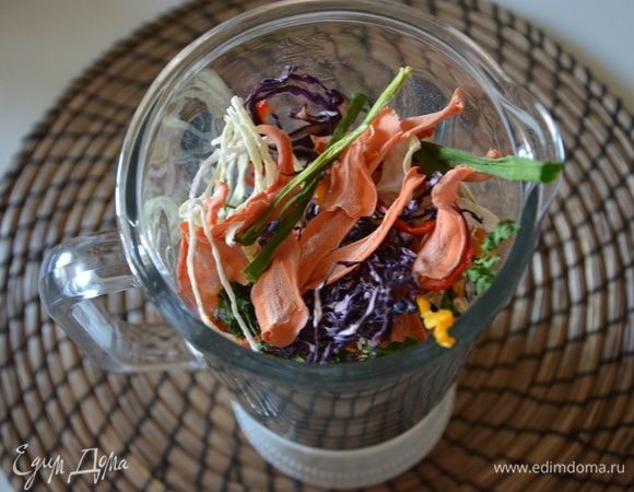 Измельчить овощи в блендере. 