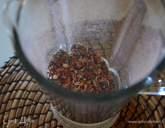 Можно воспользоваться кофемолкой, но она молит в муку. А я хотела, чтобы смесь была неоднородной, с кусочками овощей. Смесь мне показалась слишком синей из-за капусты, поэтому я насушила еще половину кочана обычной капусты. В смесь также добавила базиликовую соль.