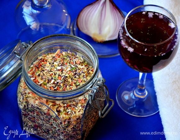 Хранить в банке с крышкой в темном сухом месте.