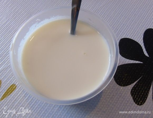 Желатин для основы залейте молоком и оставьте на минут 10, затем подогрейте до растворения желатина.