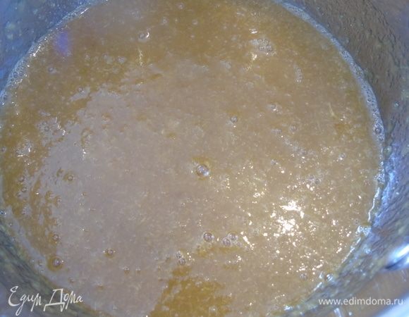 Перебейте блендером в пюре. Всыпьте сахар и желатин, оставьте на 10 минут. Я добавила 2 ст. л. сахара, слива и так сладкая, но вы регулируйте по своему вкусу.