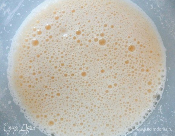Взбиваем яйца, молоко, ванильный и обычный сахар до густой пены.  
