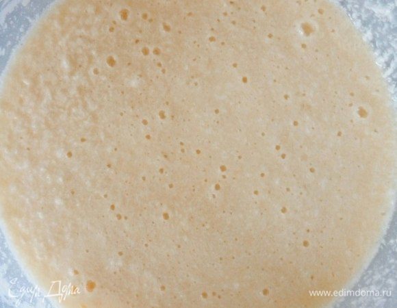 В растопленное (или очень мягкое масло) добавляем пару ложек жидкости. Тщательно перемешиваем, а затем добавляем остальную жидкость туда.