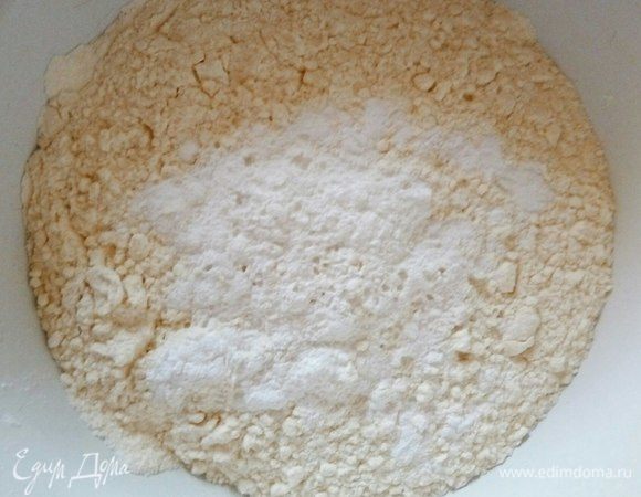Смешиваем просеянную муку, разрыхлитель и соль.