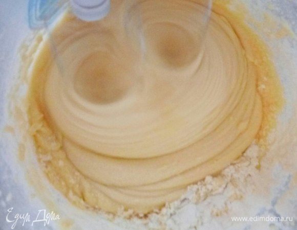 Вмешиваем в яичную смесь и хорошенько взбиваем. 