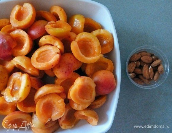 Абрикосы промываем, очищаем от косточек и разрезаем на половинки.