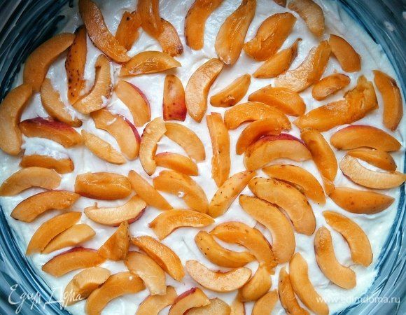 Заливаем половину теста (если вы хотите, чтобы внутри не было абрикосов, а только сверху, то пропустите этот шаг). 
И аккуратно выкладываем нарезанные дольками абрикосы.