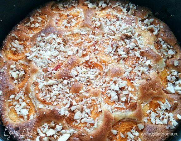 Отправляем пирог в предварительно разогретую духовку до 180°С на 40-45 мин. Готовность определяем сухой зубочисткой.
Вынимаем и украшаем миндалем.