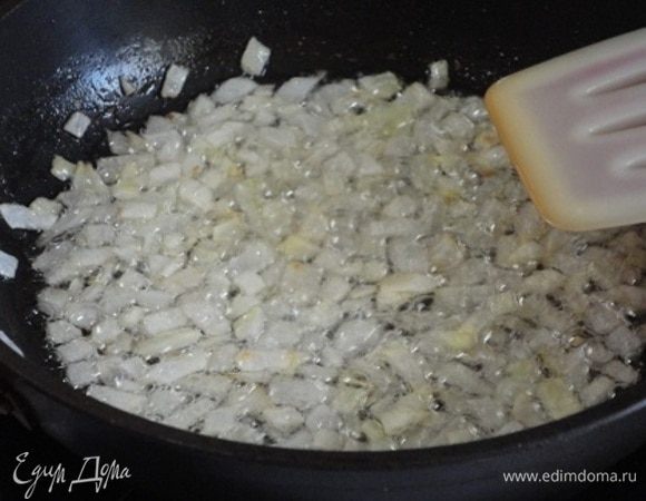 Лук мелко нарезать и пассеровать на растительном масле 3-5 минут. Не жарить, а золотить, чтобы он стал ароматным.