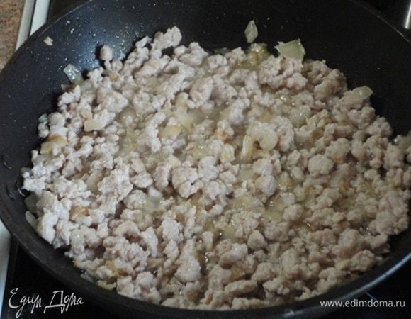 Добавьте фарш. Помешивайте, чтобы он не взялся комком и продолжайте тушить с луком 8-10 минут.