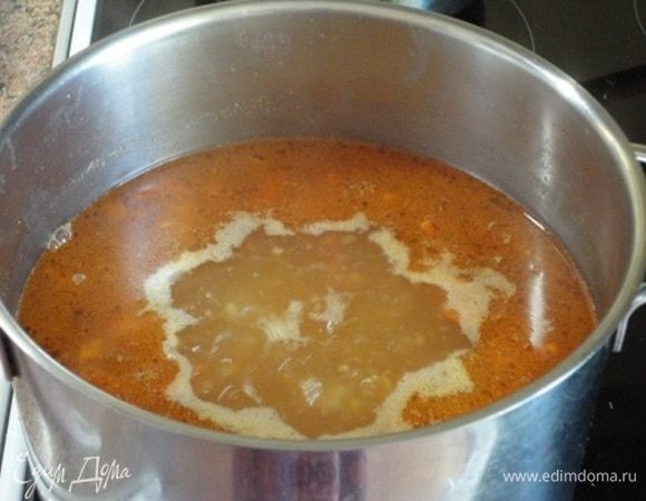 Одновременно с жаркой мяса, в кастрюле вскипятите воду, добавьте бульонные кубики по своему вкусу и всыпьте булгур. Варите 5 минут. Затем добавьте фарш с перцем и варите до готовности булгура.