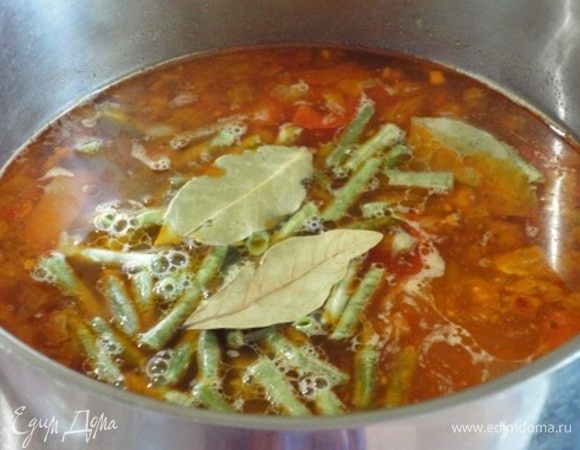 Добавьте стручковую фасоль и лавровый лист. Соль и перец по вкусу. Доведите до кипения. Дайте настояться минут 10.