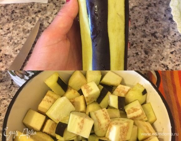 Баклажаны вымыть, частично очистить, нарезать, посыпать солью и оставить на 20-30 минут.