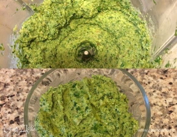 Продолжаем взбивать массу, постепенно добавляя остатки оливкового масла. Мы должны получить гладкую блестящую массу.