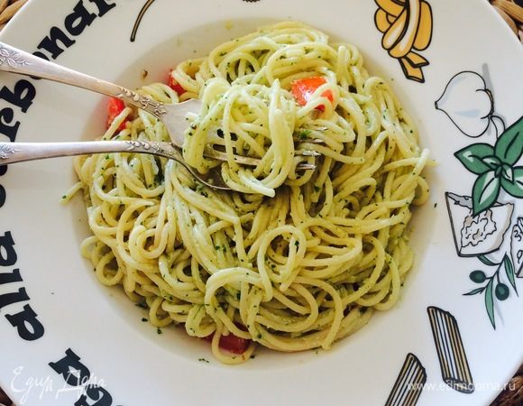 Помидоры нарезать, смешать с готовой пастой и подавать. Приятного аппетита!