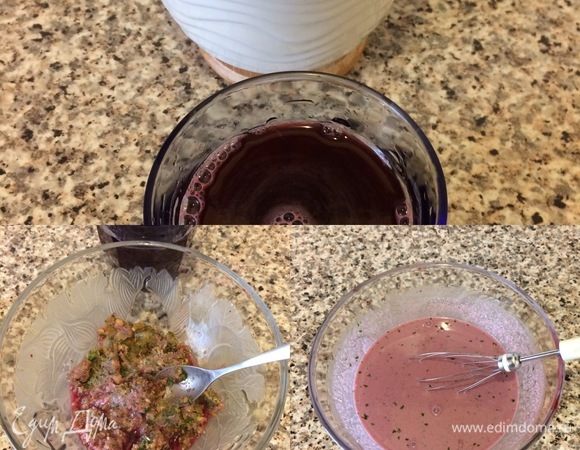 Переложить массу в миску и начать постепенно разводить ежевичным соком. Соус должен иметь консистенцию жидкой сметаны.