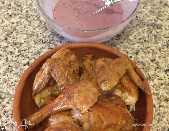 Горячего цыпленка нарезать, переложить на блюдо.