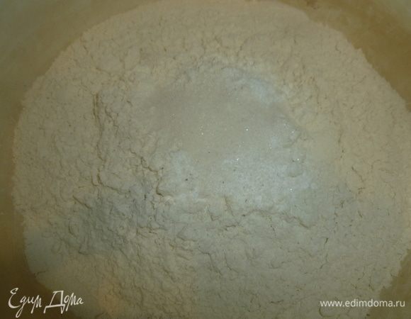 Масло растопить и немного остудить. Разогреть духовку до 180°C. Муку просеять, смешать с разрыхлителем и щепоткой соли.