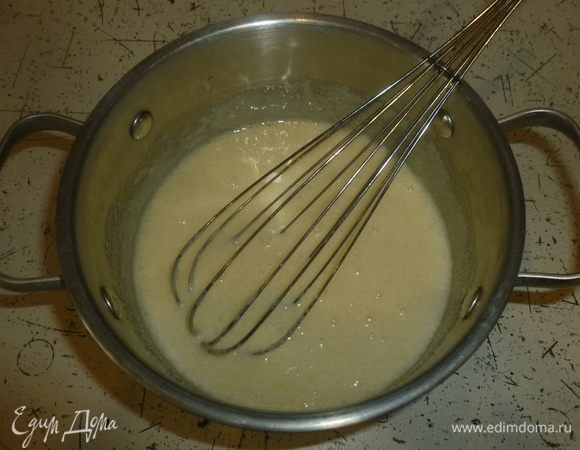 Отдельно взбить яйца с сахаром.