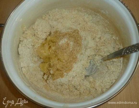 Яйца соединить с мучной смесью. Добавить растопленное масло, банановое пюре, кокосовую стружку.