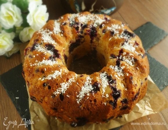 Кекс оставить в форме на 10-15 минут, затем полностью остудить на решетке. Украсить кокосовой стружкой. Приятного аппетита!