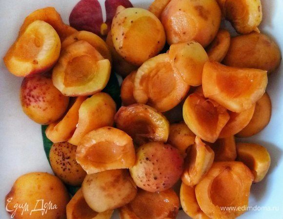 Каждый абрикос хорошо промойте, разрежьте пополам и выньте косточку.