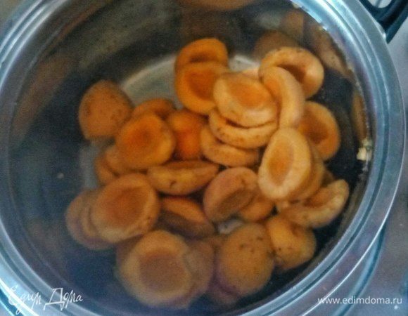 Сложите фрукты в кастрюлю, залейте водой и поставьте на огонь.