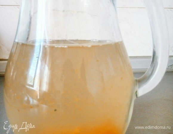 Процедите компот через сито и перелейте в баночку или графин. Если вы любите кусочки абрикосов в бокале, то можно этого не делать (я оставила пару штучек). Вкусный и ароматный компот из абрикосов готов! Его можно заготовить впрок и на зиму. Пейте теплым либо предварительно охладите. Приятного аппетита!