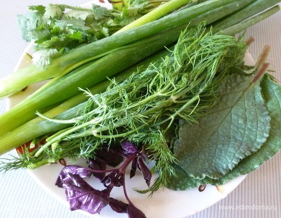 Для окрошки возьмем большой пучок зелени, ароматной и пряной. У меня зеленый лук, укроп, кинза, базилик, мята и листики огуречной травы (бораго) — я не нашла ее в ингредиентах. Она очень ароматная и для окрошки очень подходит.