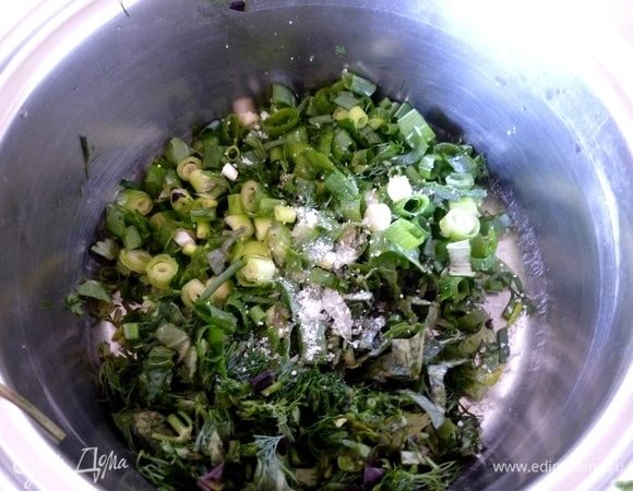 Зелень нарежем, посолим и помнем слегка пальцами (толкушкой, пестиком), чтобы выделился сок.