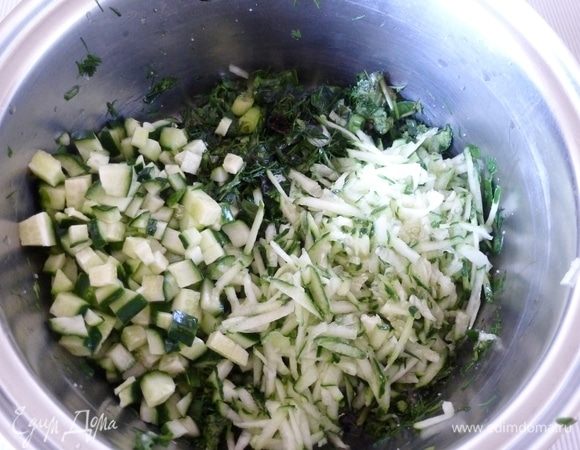 Часть огурцов я режу кубиком, а часть тру на терке.