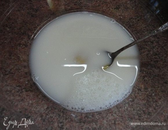 Молоко и воду смешайте и немного подогрейте. Добавьте мед, соль и дрожжи. Размешайте до полного растворения.