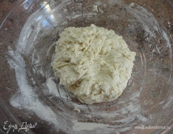 Всыпьте муку. Замесите тесто. У меня получилось жидковатое и я добавляла еще пару горстей.