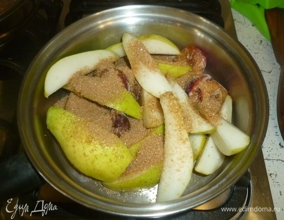3 груши нарезать дольками. У слив удалить косточки. Сливы и дольки груш выложить в сотейник, добавить сахар, немного воды. Поставить на умеренный огонь и томить 15 минут.
