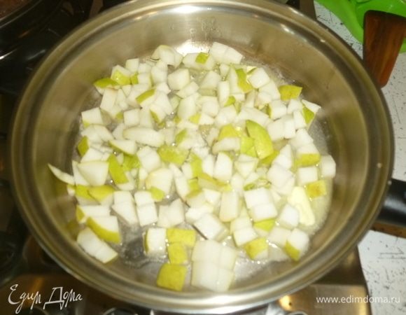 Оставшиеся груши мелко нарезать. В большом сотейнике растопить 2/3 сливочного масла, выложить груши, добавить ванилин и перемешать.