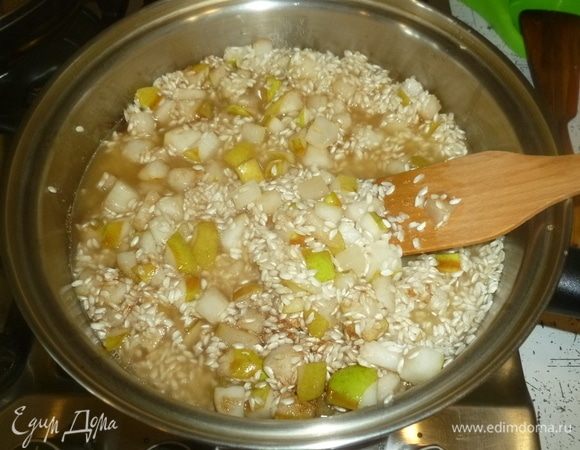 В несколько приемов вливать горячее молоко. Готовить при слабом кипении, помешивая.