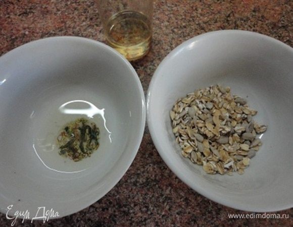 Прежде, чем вбить яйцо и добавить овсяные хлопья и семечки в тесто, оставьте примерно 1 ст. ложку белка и 1 ст. ложку семян для помазки и посыпки перед выпечкой.