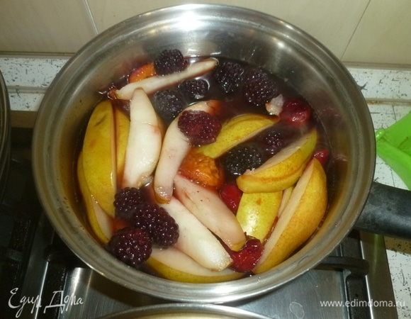 К фруктам добавить ежевику и томить еще 5 минут. Остудить.