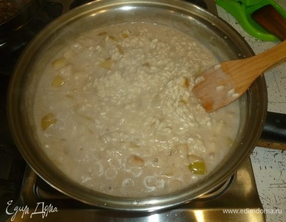 Добавить корицу. Когда ризотто готово, вмешать оставшееся сливочное масло и оставить под крышкой на 10 минут.