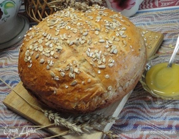 Выпекайте в духовке 10 минут при температуре 230°С с паром. Затем уже без пара при температуре 200°С 30 минут.