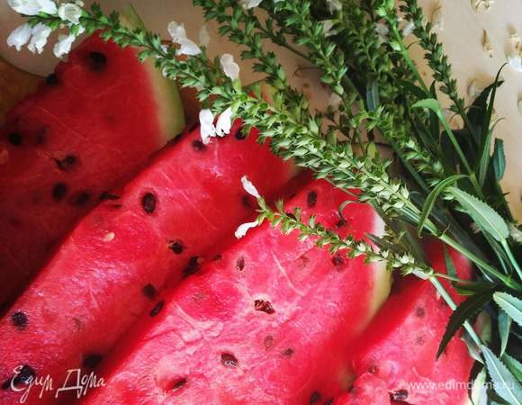 Возьмем сочный, вкусный арбуз.