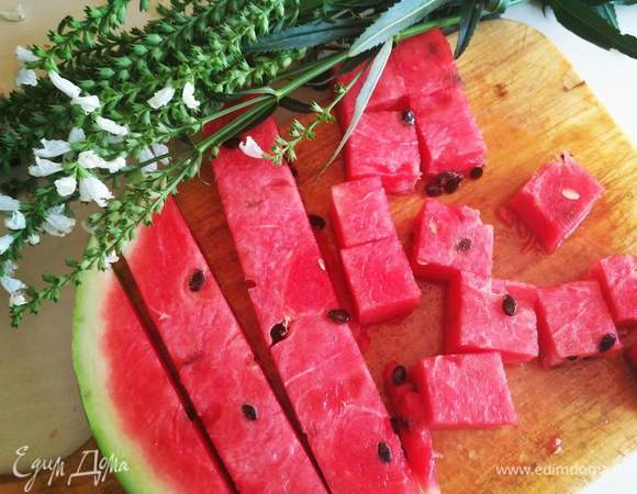 Нарежем его мякоть на ровные квадраты. С арбузом закончили.