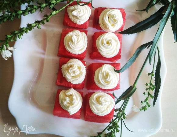 Сырную массу выдавливаем на арбузные кусочки.