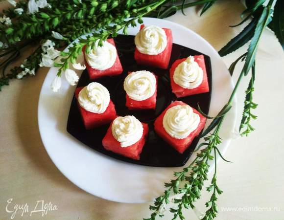 Подаем на стол! Попробуйте это удивительное сочетание сочного сладкого арбуза и сливочного крема с перчинкой! Приятного аппетита! :)