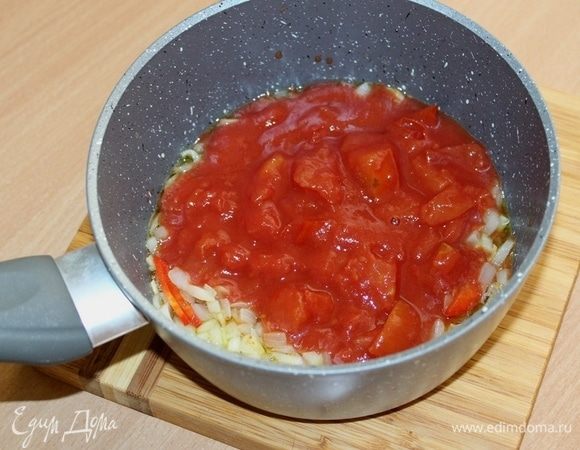 Помидоры очистить, мякоть нарезать кусочками, добавить к луку вместе с чесноком. Тушить 10 минут.